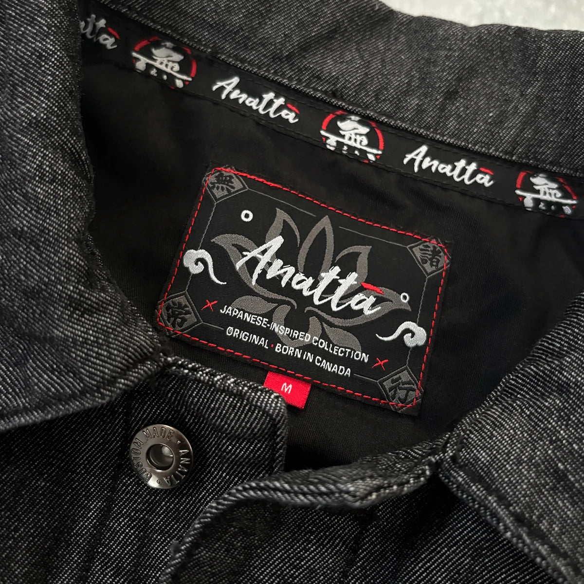 Close-up of the Anatta inner label and lining on the Fenikkusu dark grey Japanese denim jacket